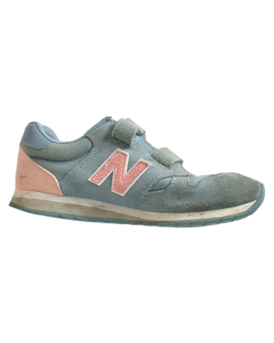 A Teal Sneakers from New Balance in size 10Y for girl. (Front View)