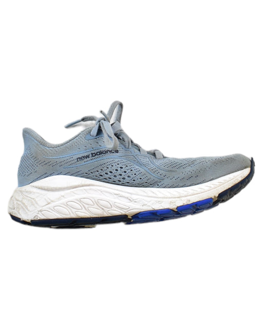 A Grey Sneakers from New Balance in size 7Y for boy. (Front View)