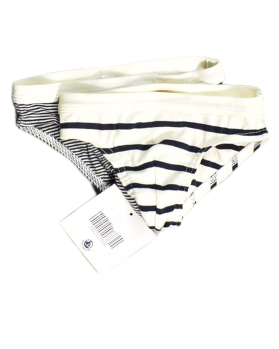 A White Underwear from Petit Bateau in size 3T for boy. (Front View)
