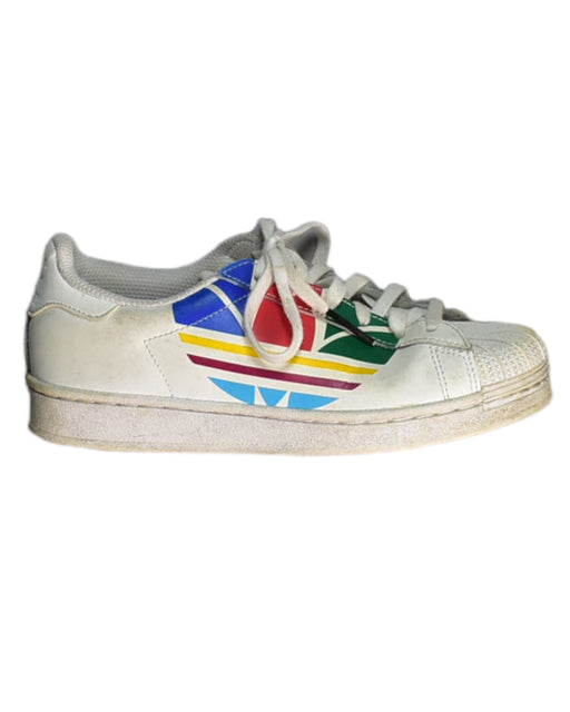 A White Sneakers from Adidas in size 9Y for neutral. (Front View)