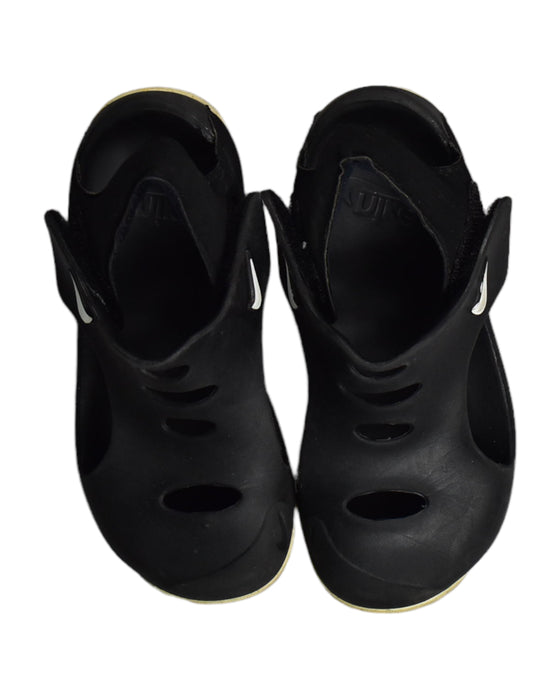 A Black Sandals from Nike in size 6T for boy. (Back View)