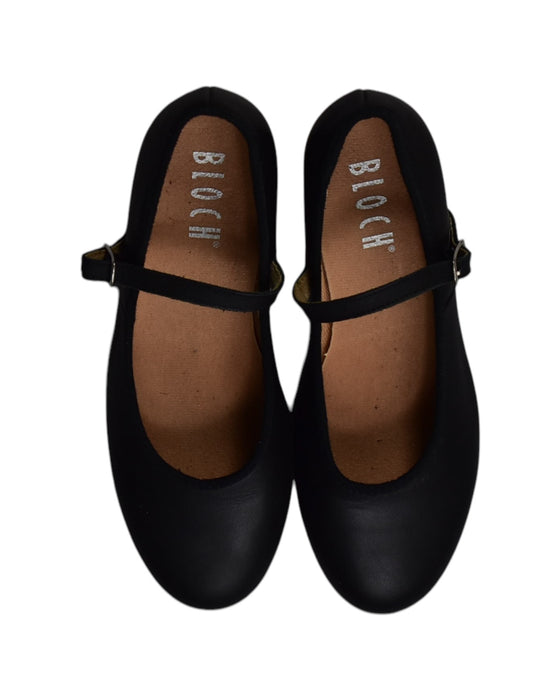 A Black Flats from Bloch in size 7Y for girl. (Back View)