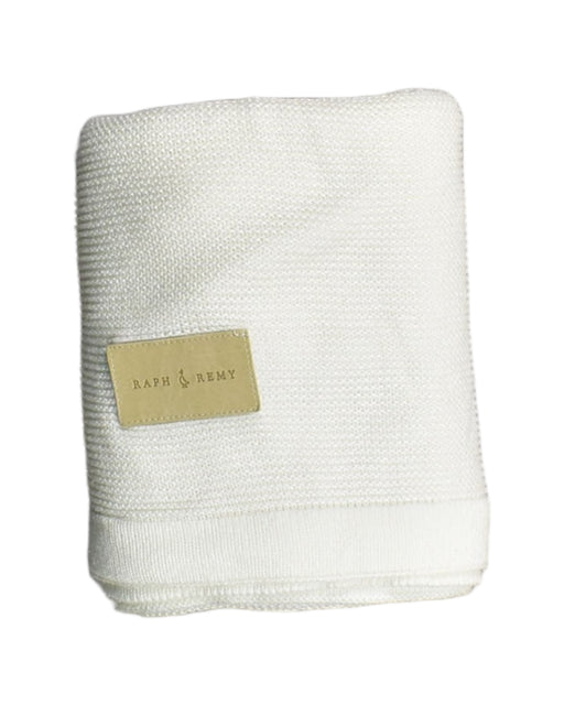 A White Blankets from Raph and Remy in size O/S for neutral. (Front View)