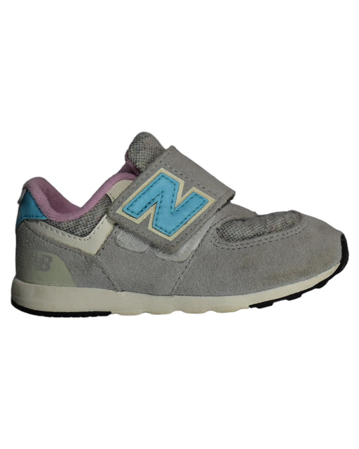 A Grey Sneakers from New Balance in size 18-24M for girl. (Front View)