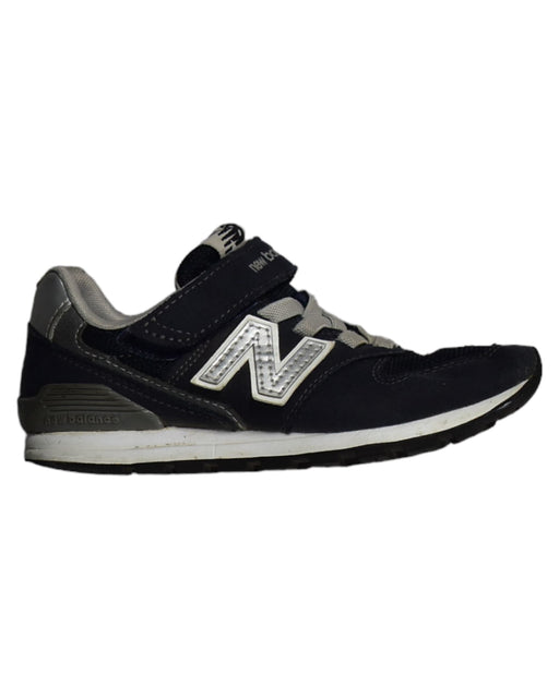 A Black Sneakers from New Balance in size 5T for boy. (Front View)
