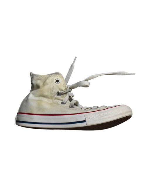 A White Sneakers from Converse in size 7Y for boy. (Front View)