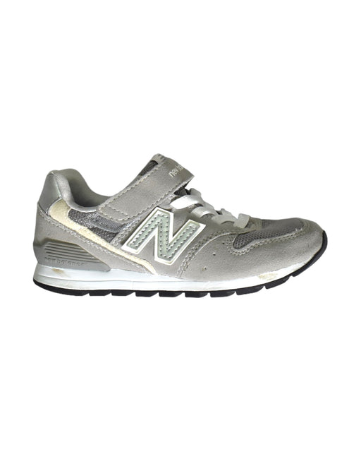 A Grey Sneakers from New Balance in size 6T for boy. (Front View)