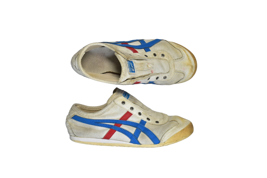 A White Sneakers from Onitsuka Tiger in size 7Y for boy. (Front View)