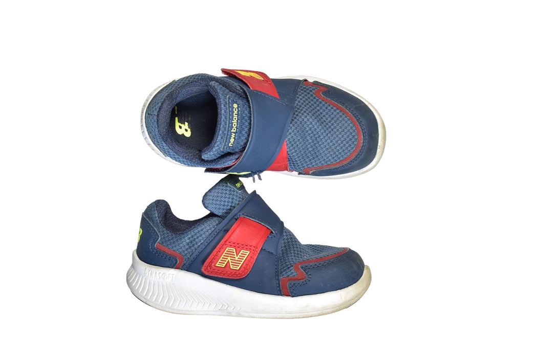 A Blue Sneakers from New Balance in size 4T for boy. (Front View)