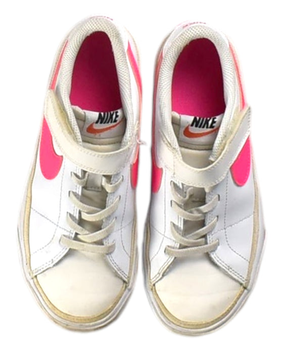 A White Sneakers from Nike in size 7Y for girl. (Back View)