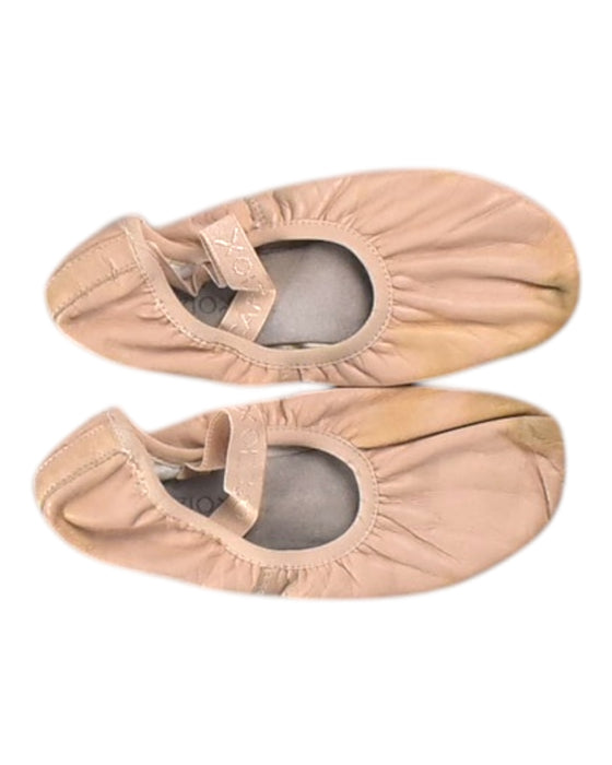 A Peach Flats from Capezio in size 6T for girl. (Back View)