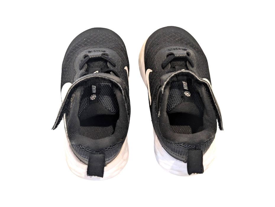 A Black Sneakers from Nike in size 18-24M for neutral. (Back View)
