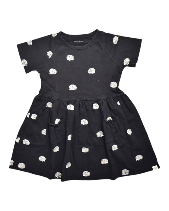 A Black Short Sleeve Dresses from Le Petit Society in size 6T for girl. (Front View)