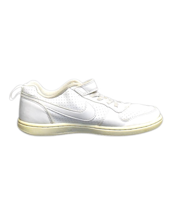 A White Sneakers from Nike in size 9Y for neutral. (Front View)