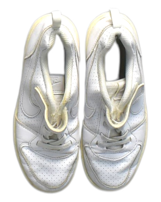 A White Sneakers from Nike in size 9Y for neutral. (Back View)