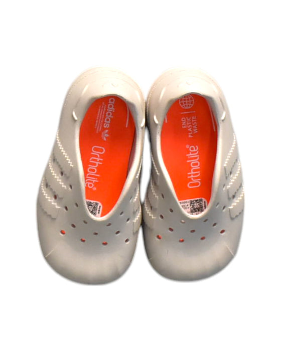 A White Sneakers from Adidas in size 3T for neutral. (Back View)