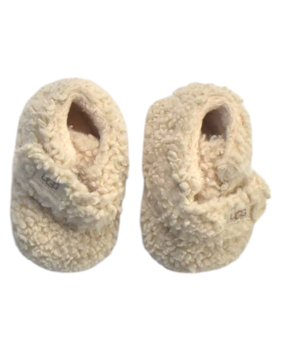 A Ivory Booties from UGG in size Newborn for neutral. (Back View)