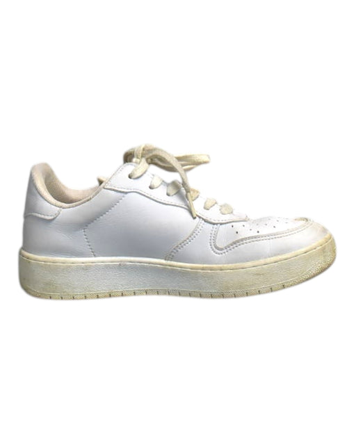 A White Sneakers from Victoria in size 12Y for neutral. (Front View)