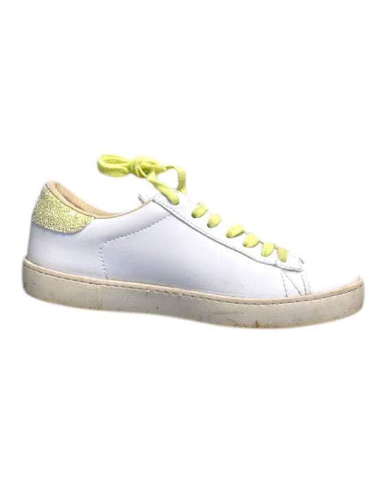 A White Sneakers from Victoria in size 11Y for girl. (Front View)