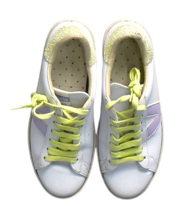 A White Sneakers from Victoria in size 11Y for girl. (Back View)