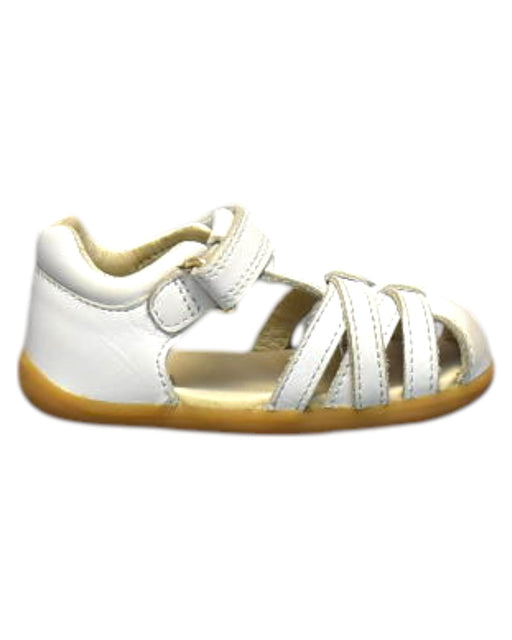 A White Sandals from Bobux in size 12-18M for neutral. (Front View)