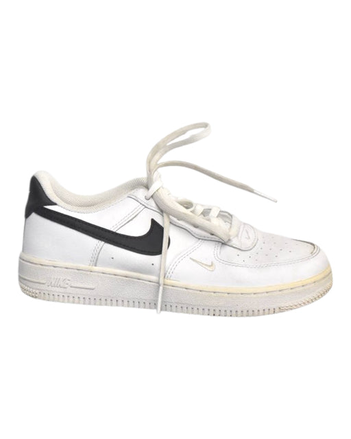 A White Sneakers from Nike in size 9Y for neutral. (Front View)