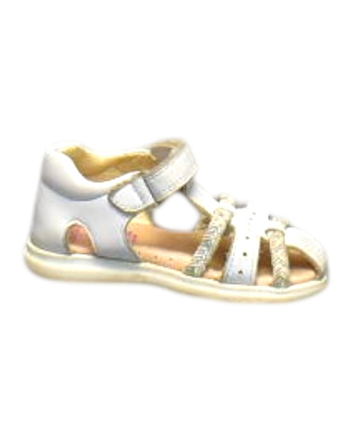 A White Sandals from Pablosky in size 12-18M for neutral. (Front View)