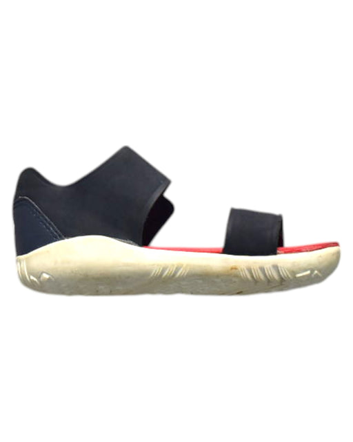 A Black Sandals from Bobux in size 3T for neutral. (Front View)