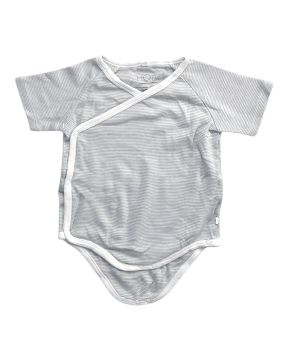 A Grey Short Sleeve Bodysuits from Mori in size 12-18M for boy. (Front View)