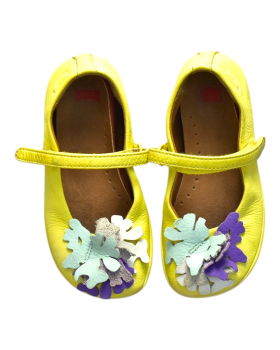 A Yellow Flats from Camper in size 4T for girl. (Back View)