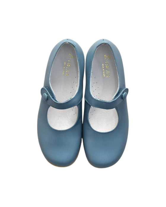 A Blue Flats from Okaa in size 6T for girl. (Back View)