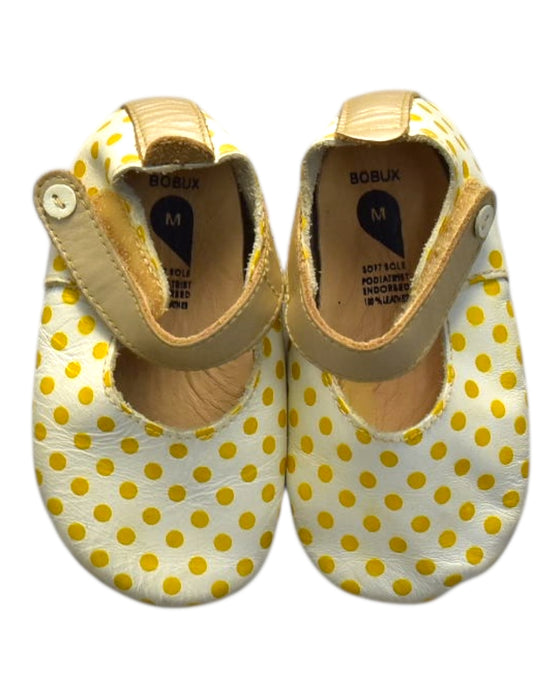 A Yellow Flats from Bobux in size M for girl. (Back View)