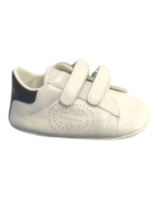 A White Sneakers from Gucci in size 6-12M for boy. (Front View)