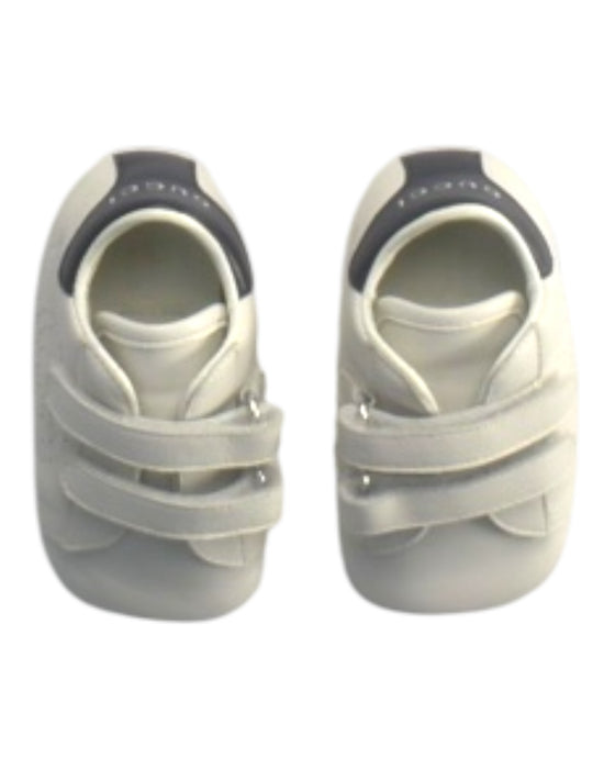 A White Sneakers from Gucci in size 6-12M for boy. (Back View)