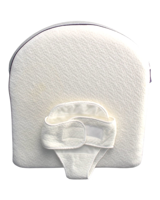 A White Pillow from ClevaMama in size O/S for neutral. (Front View)