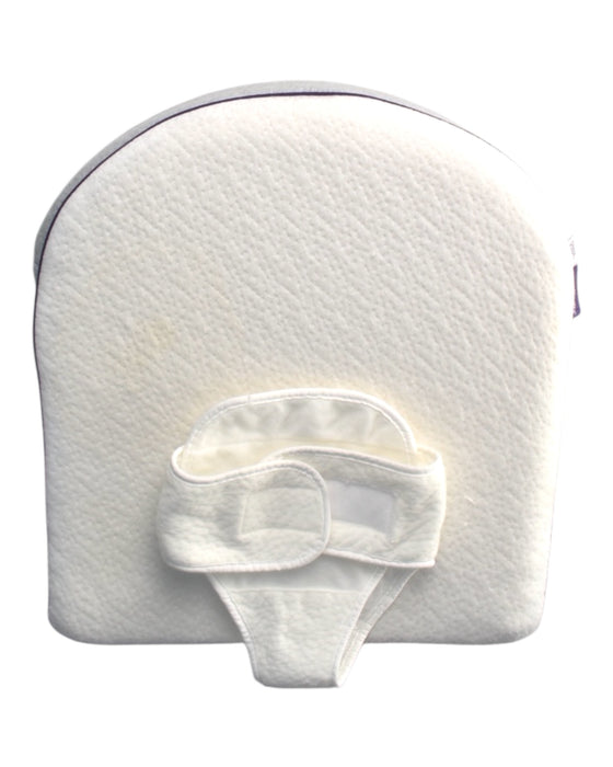 A White Pillow from ClevaMama in size O/S for neutral. (Front View)