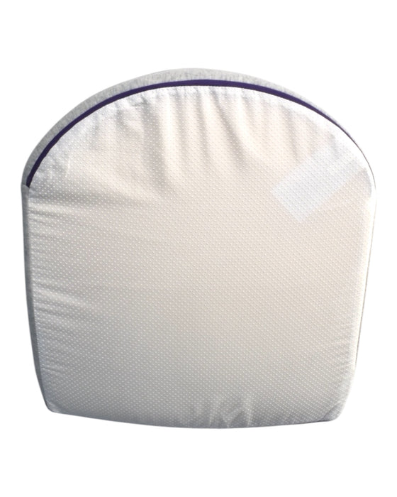 A White Pillow from ClevaMama in size O/S for neutral. (Back View)