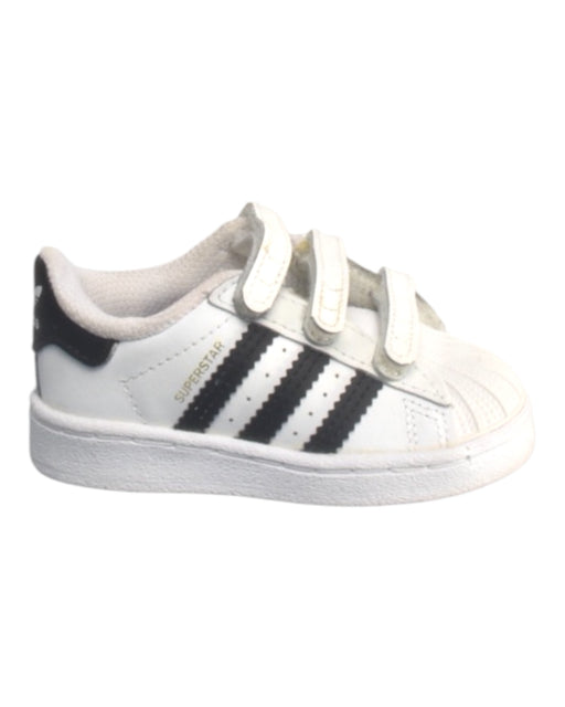 A White Sneakers from Adidas in size 12-18M for boy. (Front View)