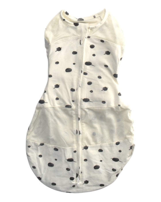 A  Swaddles from Happiest Baby in size 3-6M for boy. (Front View)