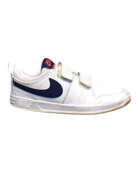 A White Sneakers from Nike in size 10Y for boy. (Front View)