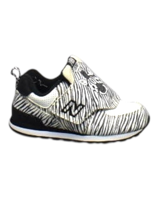 A Black Sneakers from New Balance in size 18-24M for boy. (Front View)