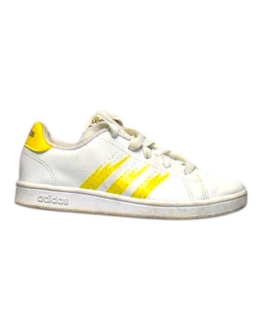 A White Sneakers from Adidas in size 6T for boy. (Front View)