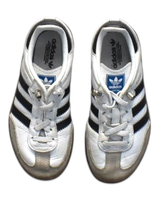 A White Sneakers from Adidas in size 5T for boy. (Back View)