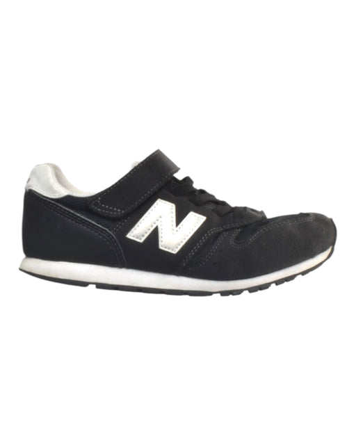 A Black Sneakers from New Balance in size 10Y for boy. (Front View)
