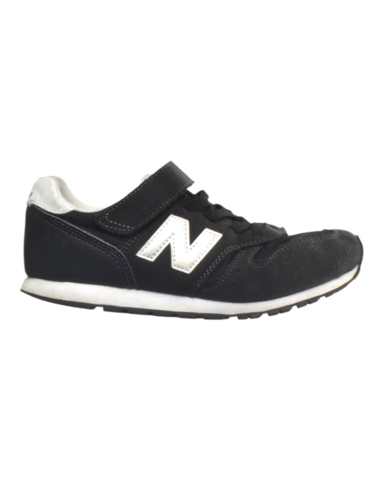 A Black Sneakers from New Balance in size 10Y for boy. (Front View)