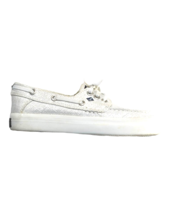 A White Sneakers from Sperry in size 6T for girl. (Front View)