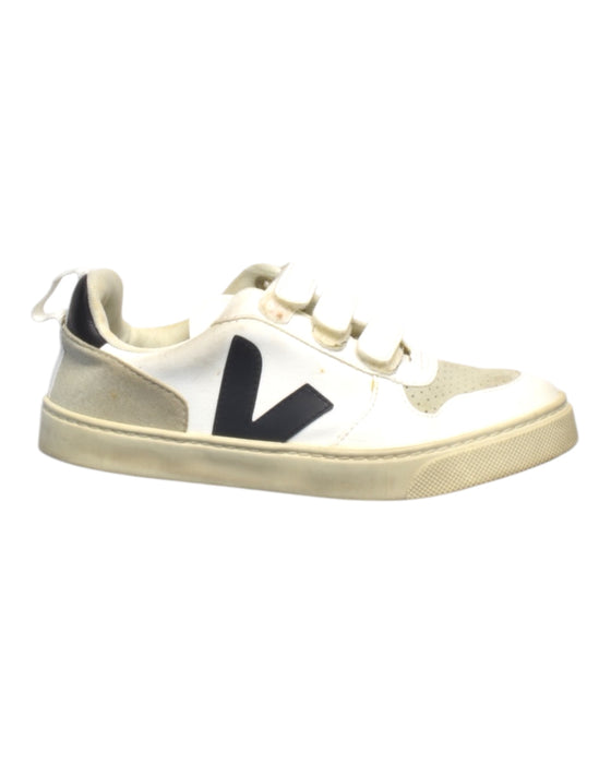 A White Sneakers from Veja in size 9Y for boy. (Front View)
