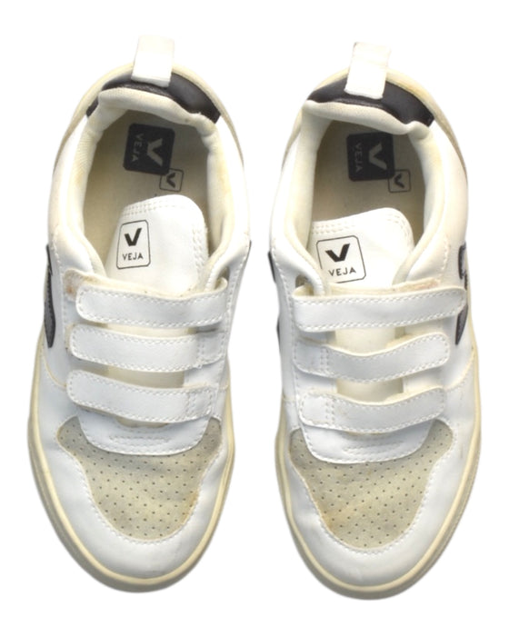 A White Sneakers from Veja in size 9Y for boy. (Back View)
