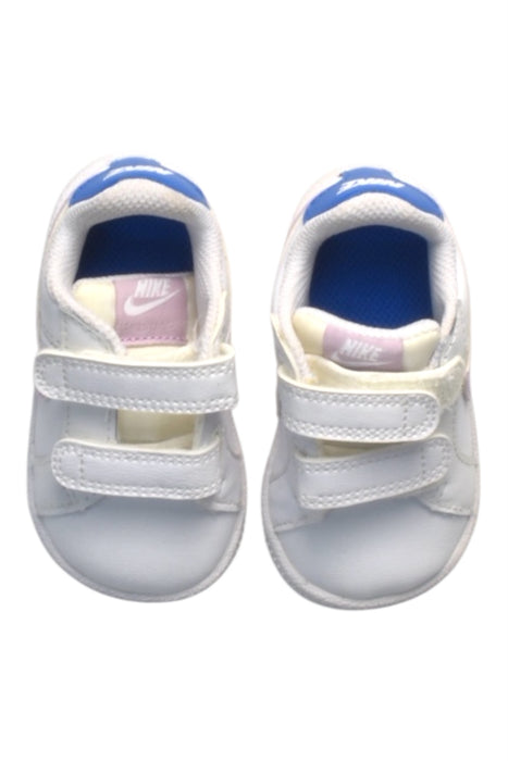 A White Sneakers from Nike in size 6-12M for girl. (Back View)