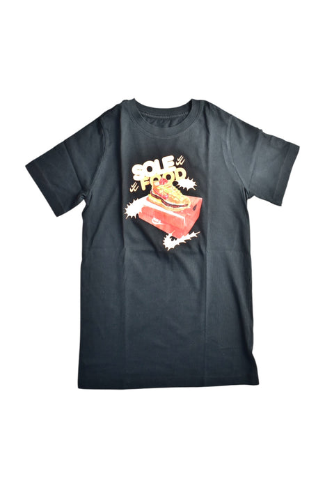 A Black Short Sleeve T Shirts from Nike in size 12Y for boy. (Front View)